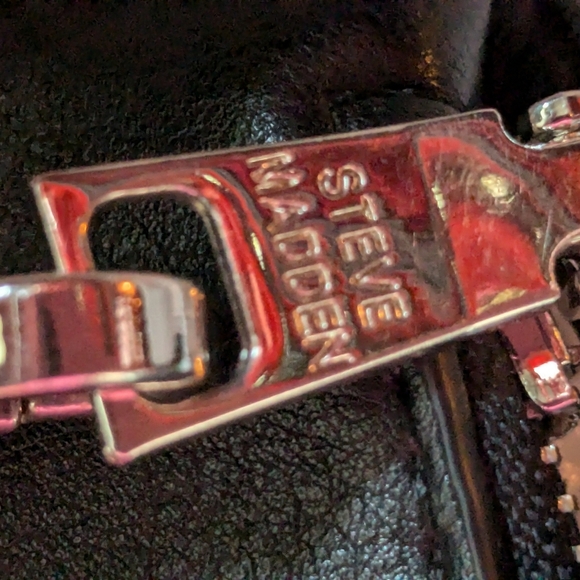 Steve Madden Black Wristlet Clutch - Lightweight and Stylish 👜 - Picture 8 of 8